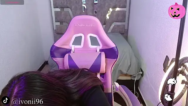 ivoni online show from October 2025 10:27:01 PM