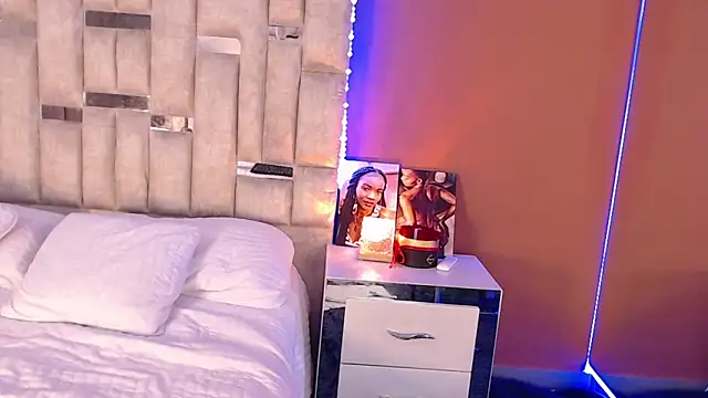 Snapshot of Emily_knights chatting on November 2025 09:26:02 PM Emily knights online show from November 2025 09:26:02 PM