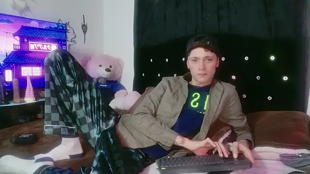 Tyler cat online show from December 2025 03:33:02 PM