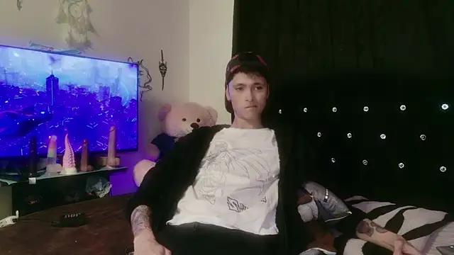 Tyler cat online show from November 2025 01:06:01 AM