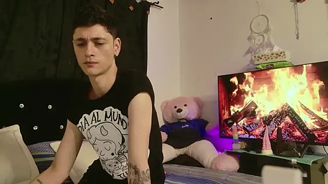 Tyler cat online show from October 2025 03:30:01 AM
