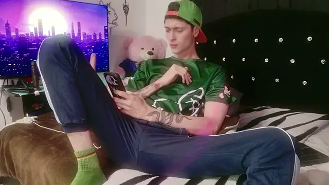 Tyler cat online show from November 2025 02:01:02 AM