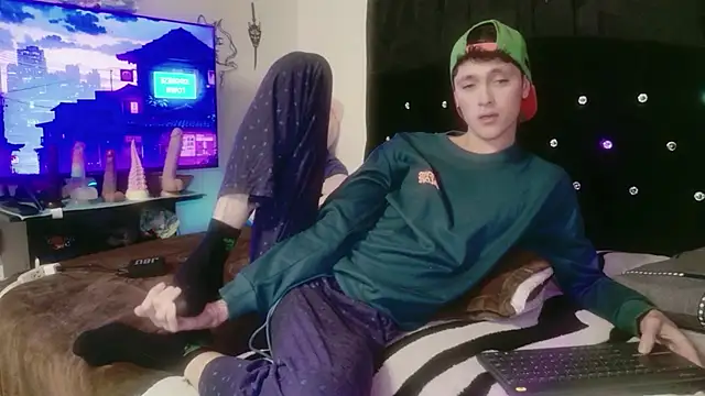 Tyler cat online show from November 2025 01:17:01 AM