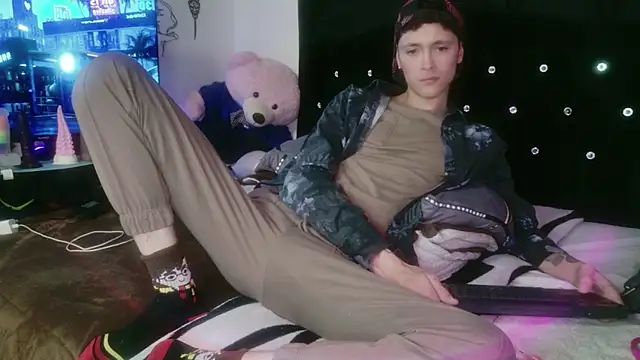 Tyler cat online show from November 2025 11:49:02 PM