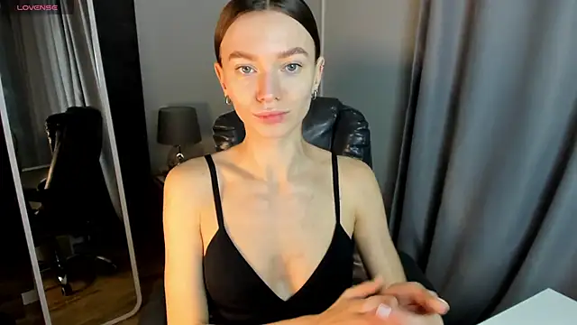 EvaToniz online show from November 2025 01:06:01 AM