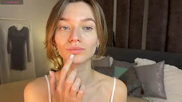 EvaToniz online show from December 2025 01:12:01 AM