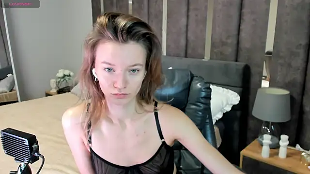 EvaToniz online show from October 2025 01:02:02 AM