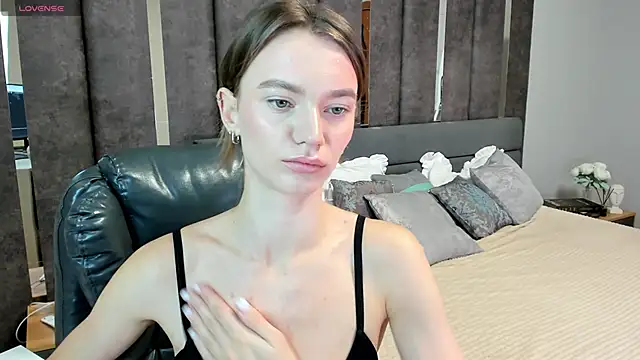 EvaToniz online show from October 2025 01:04:02 AM