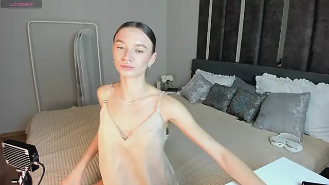 EvaToniz online show from November 2025 01:09:01 AM