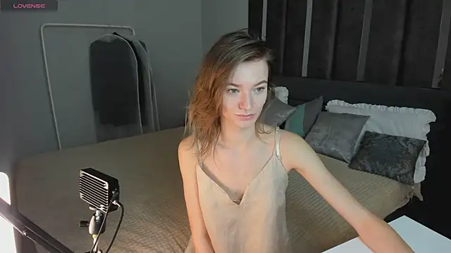 EvaToniz online show from December 2025 01:06:01 AM