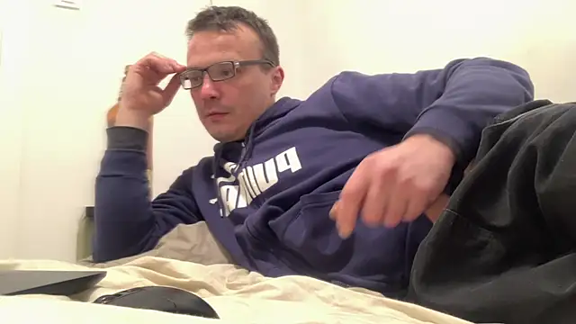 viktor1992-1-1 online show from February 2026 09:59:02 PM