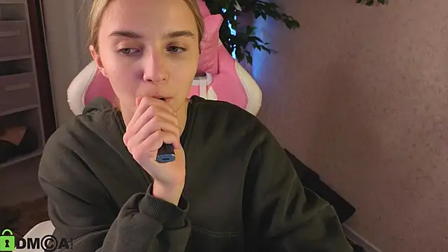 L1na Reeds online show from April 2026 01:18:02 AM