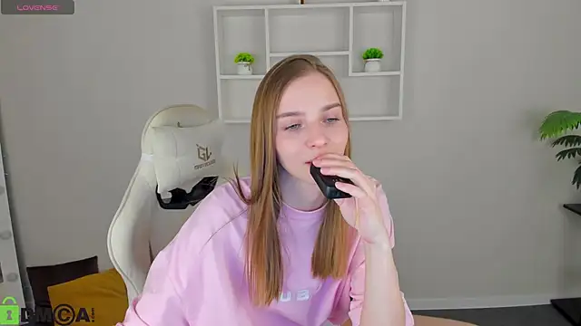 L1na Reeds online show from November 2025 06:08:02 AM