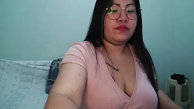 Snapshot of TeaseNPlease_13 chatting on December 2025 09:53:01 PM TeaseNPlease 13 online show from December 2025 09:53:01 PM