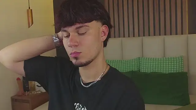 LiamThunder05  online show from December 2025 07:59:02 PM