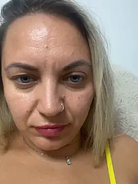 Daiana Andra online show from October 2025 10:00:01 PM