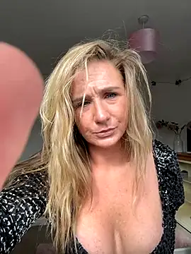 MimiMaee online show from October 2025 11:44:01 AM