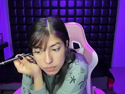 Violetta Swett  online show from December 2025 01:21:02 PM