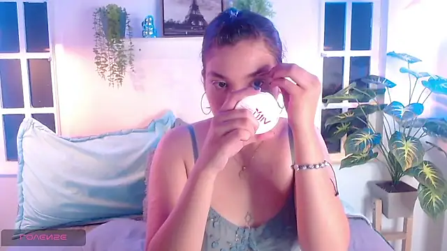 Snapshot of Viollet_C chatting on October 2025 01:40:01 AM Viollet C online show from October 2025 01:40:01 AM