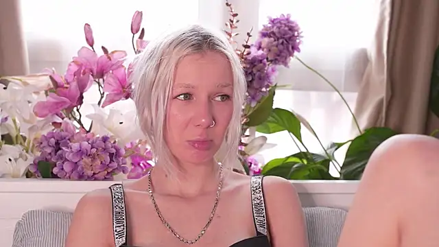 RanyThomson online show from November 2025 01:26:01 PM