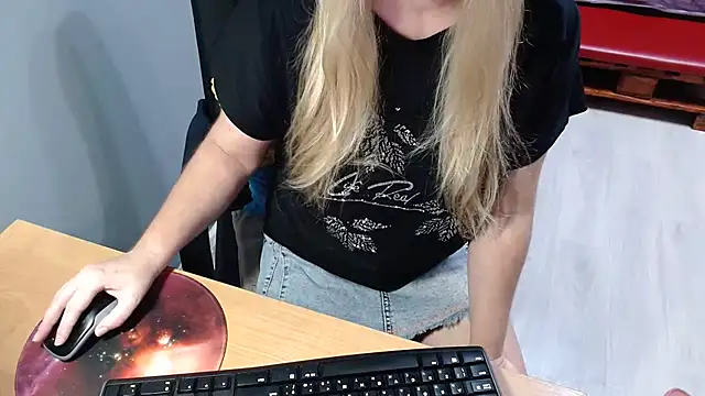 Snapshot of Ledi_Catherin chatting on December 2025 12:12:01 AM Ledi Catherin online show from December 2025 12:12:01 AM