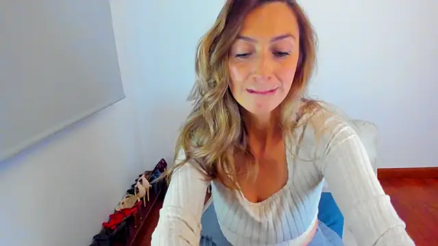 Snapshot of Velourmuse chatting on June 2026 11:09:01 PM Velourmuse online show from June 2026 11:09:01 PM