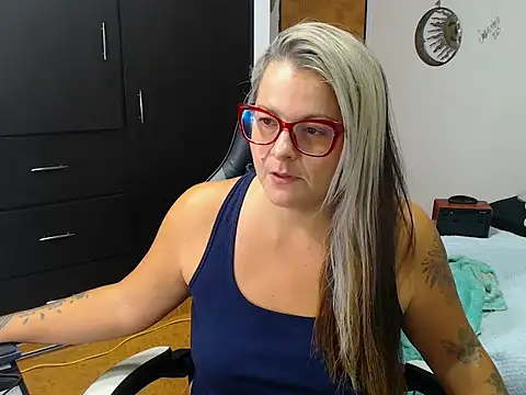 perlagoloza05 online show from October 2025 01:58:01 AM