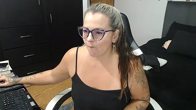 perlagoloza05 online show from November 2025 03:32:02 AM