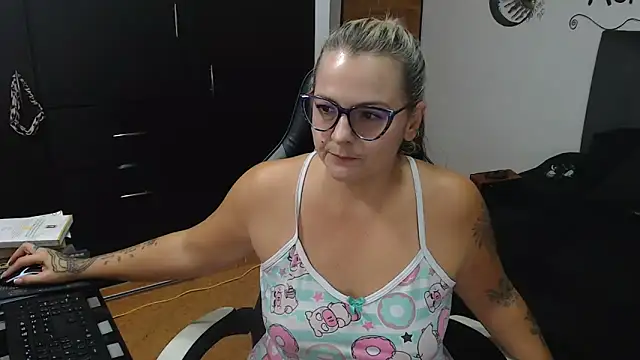 perlagoloza05 online show from November 2025 02:50:02 AM