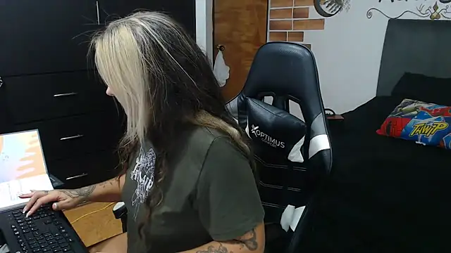 perlagoloza05 online show from November 2025 03:10:02 AM