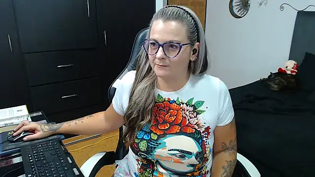 perlagoloza05 online show from October 2025 03:51:02 AM