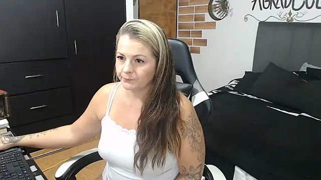 perlagoloza05 online show from November 2025 03:21:02 AM