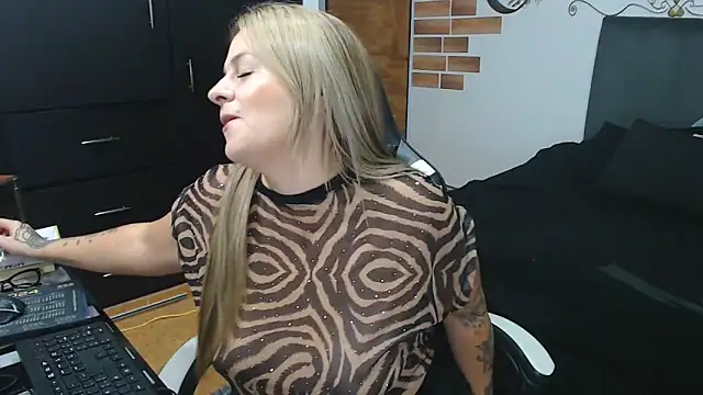 perlagoloza05 online show from November 2025 03:00:02 AM