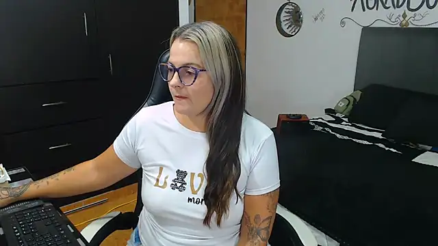 perlagoloza05 online show from October 2025 03:18:02 AM