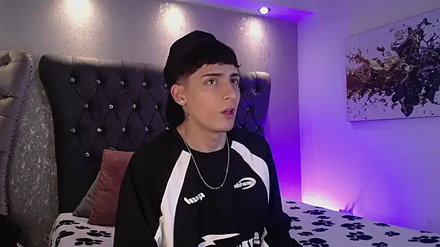 Snapshot of MateoMitchell chatting on November 2025 05:01:02 AM MateoMitchell online show from November 2025 05:01:02 AM