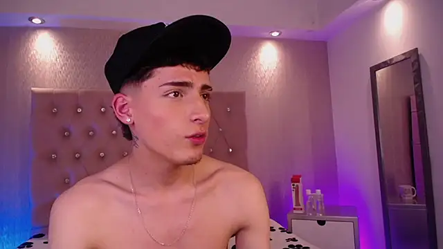 Snapshot of MateoMitchell chatting on November 2025 09:31:01 PM MateoMitchell online show from November 2025 09:31:01 PM