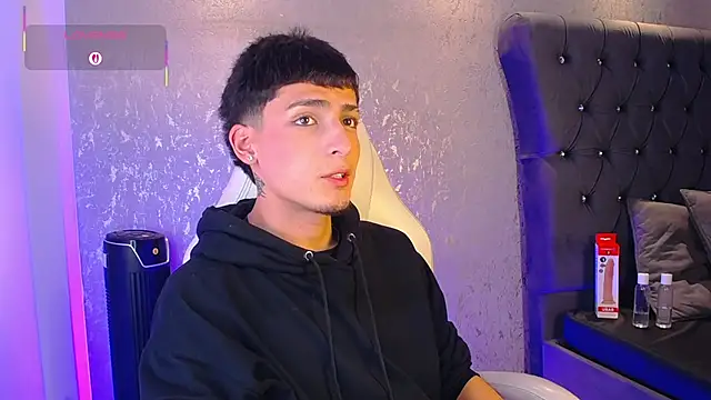 Snapshot of MateoMitchell chatting on December 2025 05:01:02 AM MateoMitchell online show from December 2025 05:01:02 AM