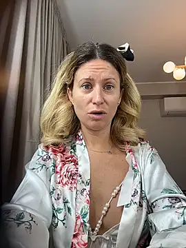 Snapshot of AvaMaddisson chatting on November 2025 03:43:01 AM AvaMaddisson online show from November 2025 03:43:01 AM