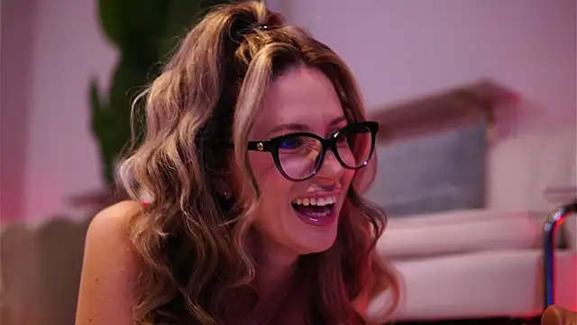 Snapshot of AvaMaddisson chatting on December 2025 04:22:02 AM AvaMaddisson online show from December 2025 04:22:02 AM