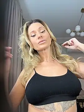 Snapshot of AvaMaddisson chatting on November 2025 04:08:01 AM AvaMaddisson online show from November 2025 04:08:01 AM