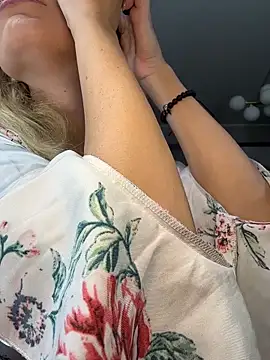 Snapshot of AvaMaddisson chatting on November 2025 04:27:02 AM AvaMaddisson online show from November 2025 04:27:02 AM