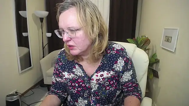 Snapshot of VestaWoody chatting on November 2025 01:15:02 PM VestaWoody online show from November 2025 01:15:02 PM