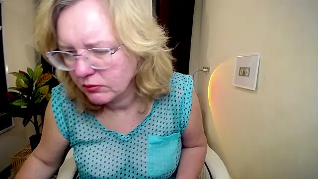 Snapshot of VestaWoody chatting on October 2025 06:15:02 AM VestaWoody online show from October 2025 06:15:02 AM