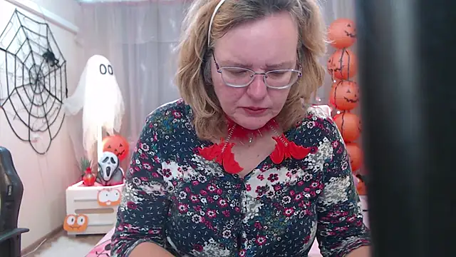 Snapshot of VestaWoody chatting on October 2025 06:10:02 AM VestaWoody online show from October 2025 06:10:02 AM