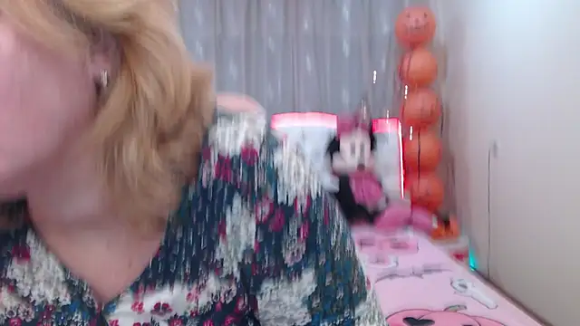 Snapshot of VestaWoody chatting on October 2025 06:26:02 AM VestaWoody online show from October 2025 06:26:02 AM