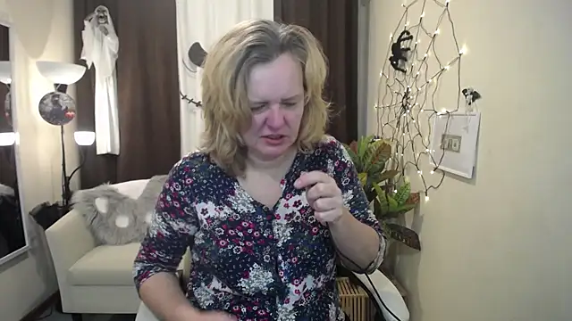 Snapshot of VestaWoody chatting on October 2025 06:56:02 AM VestaWoody online show from October 2025 06:56:02 AM