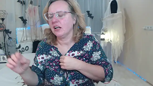 Snapshot of VestaWoody chatting on October 2025 06:28:01 AM VestaWoody online show from October 2025 06:28:01 AM