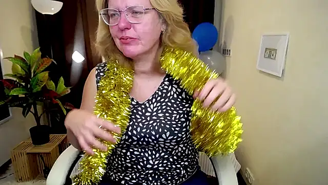 Snapshot of VestaWoody chatting on October 2025 06:03:02 AM VestaWoody online show from October 2025 06:03:02 AM