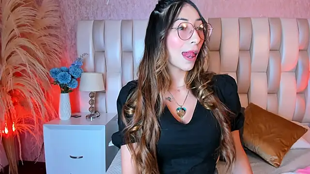 Lizzi hotman online show from October 2025 01:02:01 PM