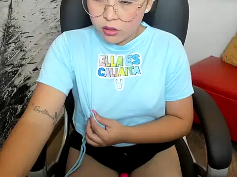 Snapshot of Elinaax_rose chatting on October 2025 11:39:02 PM Elinaax rose online show from October 2025 11:39:02 PM
